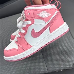 Jordan Kids
кроссовки Air Jordan 1 Mid Valentine's Day